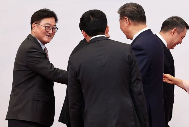 우원식 국회의장이 7일 중국 헤이룽장성 하얼빈시 타이양다오호텔에서 시진핑 국가주석이 주최한 오찬에 참석해 시 주석과 악수하고 있다. 연합뉴스