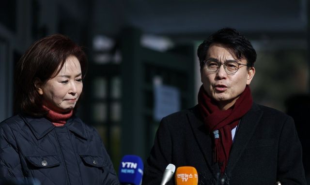 국민의힘 윤상현·김민전 의원이 7일 경기도 의왕시 서울구치소에서 윤석열 대통령 면회를 마친 후 관련 인터뷰를 하고 있다. 연합뉴