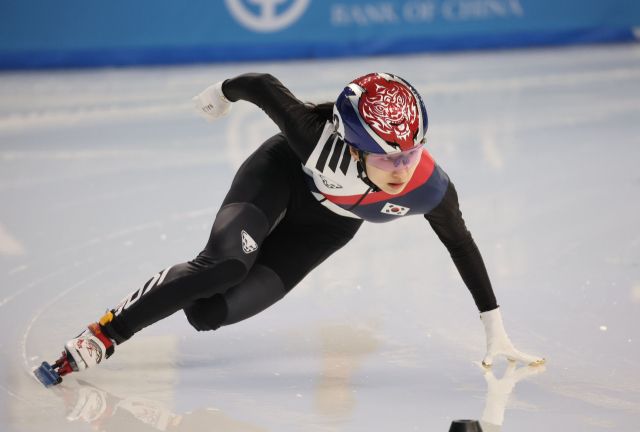 7일 하얼빈 헤이룽장 빙상훈련센터 다목적홀에서 열린 쇼트트랙 여자 500ｍ 예선에서 동계아시안게임 신기록을 작성한 한국의 최민정이 질주하고 있다.연합뉴스