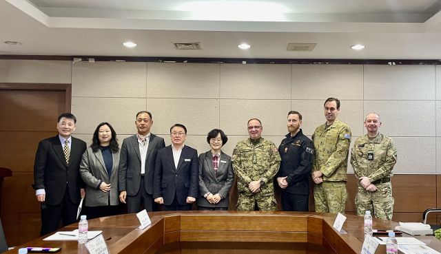 김미성 가평 부군수(왼쪽 다섯번째)가 군청 회의실에서 캐나다 신임 국방무관 지노 크래티엥 대령과 데릭 윌킨스 보좌관, 영국 무관 보좌관 리 로버츠, 호주 국방 부무관 오웬 깁스 등 영연방 국방무관단과 기념촬영을 하고 있다. 가평군 제공