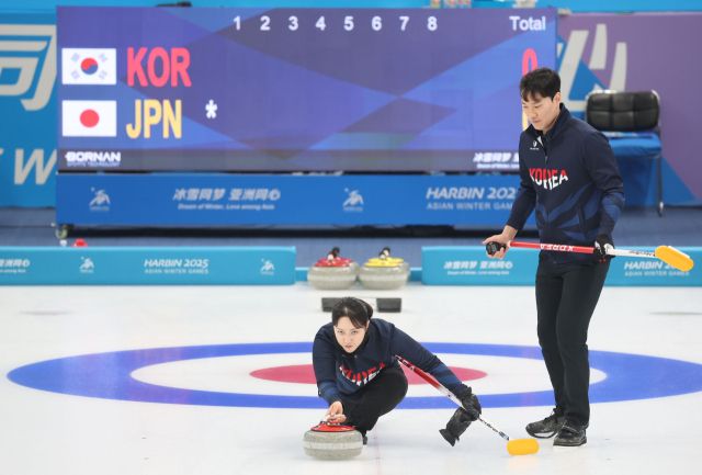 8일 중국 하얼빈 핑팡 컬링 아레나에서 열린 제9회 하얼빈 동계 아시안게임 컬링 믹스더블 일본과 결승에서 한국 김경애-성지훈이 경기를 펼치고 있다. 연합뉴스