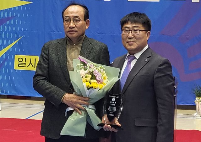 최원영 수원시배드민턴협회장(오른쪽)이 취임식서 신현삼 (주)신유 대표를 명예 고문으로 위촉하고 있다.황선학기자