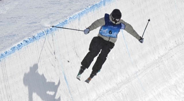 프리스타일 스키 하프파이프서 한국선수 최초 금메달을 획득한 이승훈이 멋진 연기를 펼치고 있다.연합뉴스