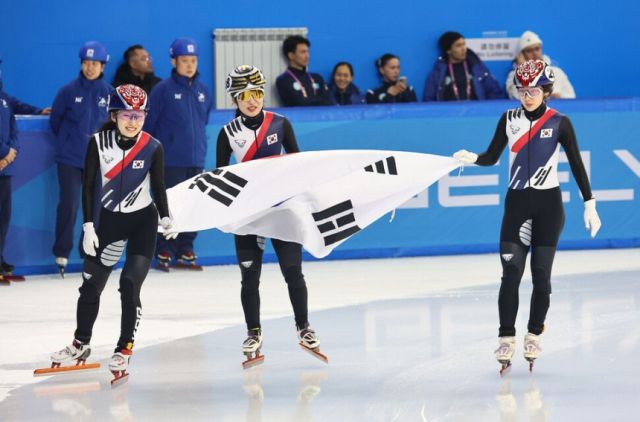 제9회 하얼빈 동계아시안게임 쇼트트랙 여자 500m 결승에서 (왼쪽부터) 금메달을 획득한 최민정, 은메달의 김길리, 동메달 이소연이 태극기를 들고 트랙을 돌며 세리머니를 펼치고 있다.연합뉴스