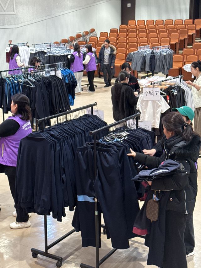 8일 구리시청 대강당에서 열린 ‘구리알뜰교복은행' 집중 판매행사에서 학부모와 학생들이 교복을 고르고 있다. 구리지역 16개 중·고등학교 졸업생들이 기증한 교복 5천600점은 세탁과 수선을 거쳐 5천원 이하의 저렴한 가격으로 판매됐다.조주현기자