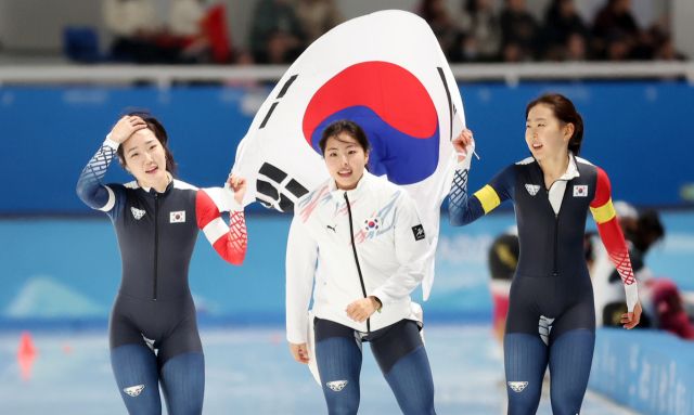 9일 중국 하얼빈 헤이룽장 빙상훈련센터 스피드스케이팅 오벌에서 열린 제9회 동계아시안게임 스피드스케이팅 여자 팀 스프린트에서 금메달을 획득한 한국의 (왼쪽부터) 김민지, 이나현, 김민선이 태극기를 들고 기뻐하고 있다. 연합뉴스