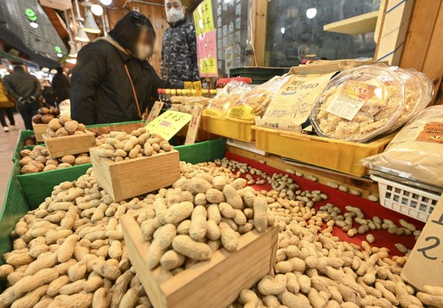 전통시장에서 부럼 재료가 판매되고 있다. 경기일보DB