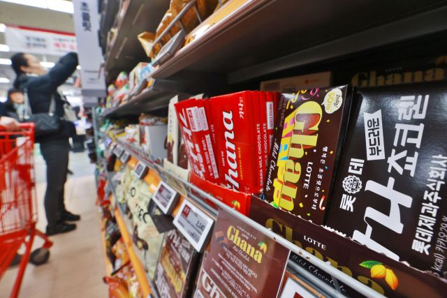 음료, 과자, 빵 등 가공식품과 외식 메뉴 가격이 인상되고 있다. 사진은 대형마트 내 초콜릿 매대 모습. 연합뉴스