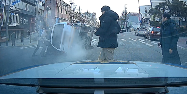 인천 중구 차이나타운에서 전복 차량을 세우기 위해 시민들이 몰려들고 있다. 인천경찰청제공