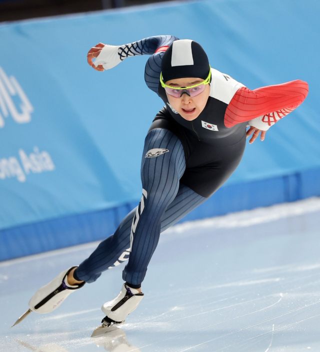 9일 중국 하얼빈 헤이룽장 빙상훈련센터 스피드스케이팅 오벌에서 열린 스피드스케이팅 여자 500ｍ서 우승한 김민선이 질주하고 있다.연합뉴스