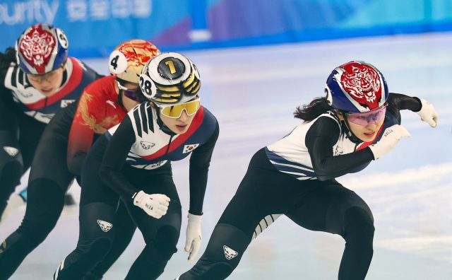 9일 하얼빈 헤이룽장 빙상훈련센터 다목적홀에서 열린 동계아시안게임 쇼트트랙 여자 1천m 결승에서 최민정이 선두로 질주하고 있다.연합뉴스