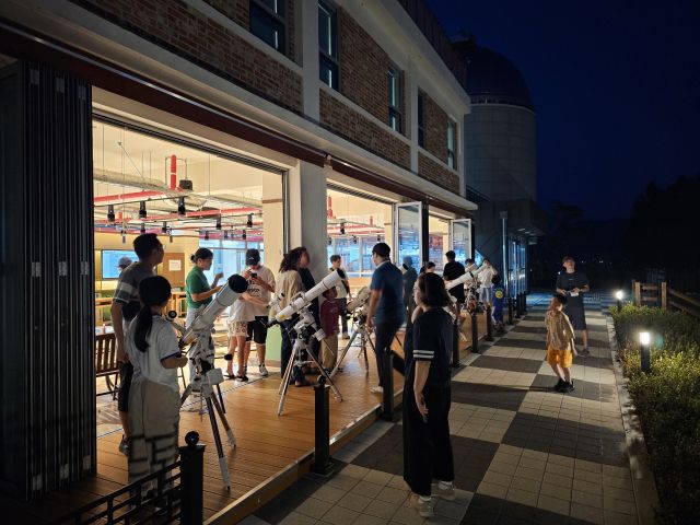 강화천문과학관에서 관람객들이 특별 관측 체험을 하고 있다. 강화군 제공