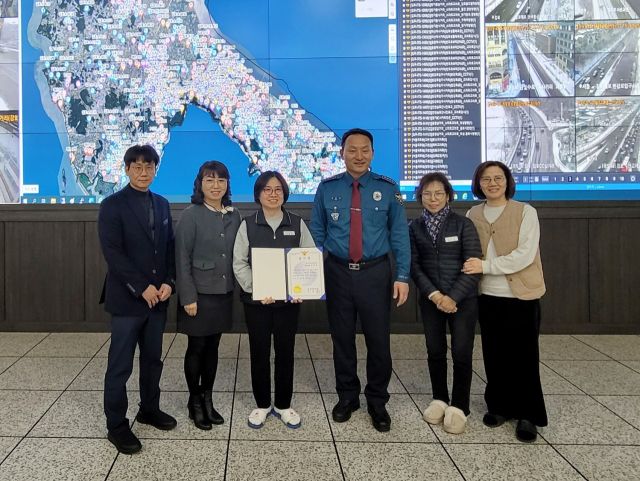 안창익 김포경찰서장(가운데)이 김포시 도시안전정보센터를 방문, 실종아동을 찾는데 기여한 A씨에게 감사장을 전달하고 이미화 시 스마트도시과장(왼쪽 두번째)을 비롯한 관제요원들과 기념사진을 촬영하고 있다. 김포경찰서 제공