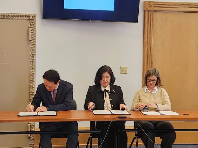 지난 6일(현지시각) 임태희 교육감(사진 왼쪽), 서은지 주시애틀 대한민국총영사, 미켈라 밀러 워싱턴주 교육청 부교육감이 미국 워싱턴주 교육청에서 미래교육 정책과 언어교육 등을 교류·협력하는 내용을 담은 업무협약(MOU)를 맺었다. 경기도교육청 제공