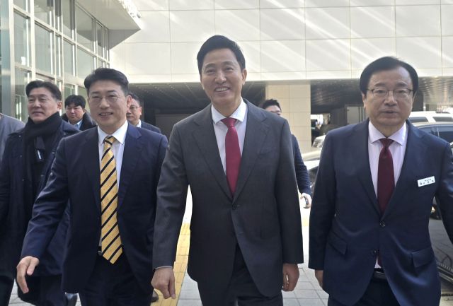 지난 6일 하남시와 서울시 간 체결된 기후동행카드 협약식 후 이창근 위원장이 이현재 하남시장, 오세훈 서울시장 등과 함께 걷고 있는 모습 . 국민의힘 하남시을 당원협의회 제공