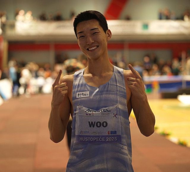 2025 세계육상연맹 인도어투어 실버 후스토페체 높이뛰기 대회서 우승한 우상혁이 기쁨의 미소를 짓고 있다.연합뉴스