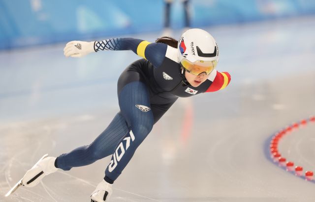 김민선(의정부시청)이 1일 네덜란드 헤이렌베인에서 열린 2024-2025 국제빙상경기연맹(ISU) 스피드스케이팅 월드컵 6차 대회 여자 500m 1차 레이스에서 역주하고 있다.연합뉴스