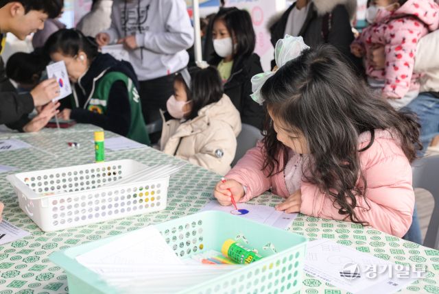 광복 80주년 및 3·1운동 106주년 기념일인 1일 오전 수원특례시 영통구 수원박물관에서 열린 기념식에서 어린이들이 태극기 그리기 체험을 하고 있다. 윤원규기자
