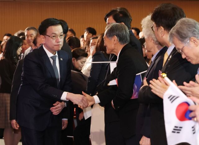 최상목 대통령 권한대행 부총리 겸 기획재정부 장관이 1일 서울 중구 숭의여자대학교에서 제106주년 3·1절 기념식 참석자들과 인사하고 있다. 연합뉴스