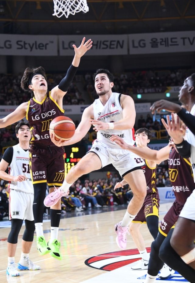 1일 창원체육관서 벌어진 ‘2024-2025 KCC 프로농구’ 창원 LG와 원정 경기서 안양 정관장의 하비 고메즈가 레이업슛을 시도하고 있다. KBL 제공