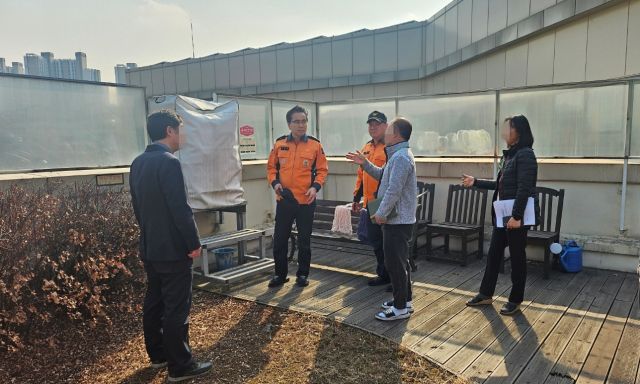 지난 28일 남양주보훈요양병원에서 남양주소방대원들이 현장 화재 안전 지도를 실시하며 시설관계자의 설명을 듣고있다. 남양주소방서 제공