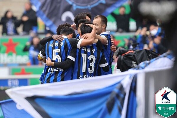 1일 인천축구전용경기장서 열린 수원 삼성과 K리그2 2라운드 홈 경기에서 후반 5분 선제골을 넣은 인천 유나이티드의 스테판 무고사가 팀 동료들과 함께 세리머니를 하고 있다. 한국프로축구연맹 제공