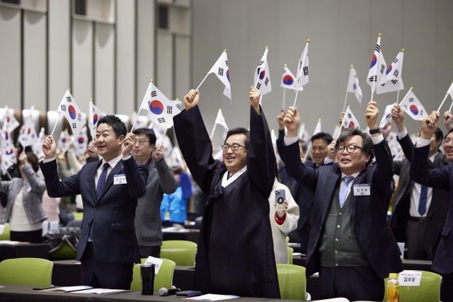 1일 오전 수원컨벤션센터에서 열린 광복80주년 경기도 3·1절 기념식에서 김동연 경기도지사와 김진경 경기도의회 의장 등이 만세삼창을 하고 있다. 경기도 제공