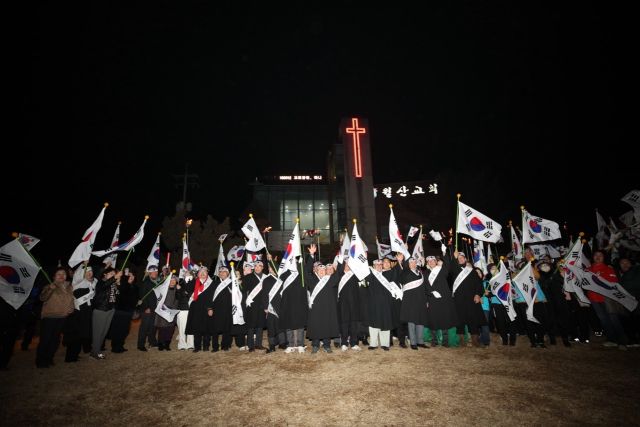 지난 28일 화도읍 소재 월산교회에서 ‘제106주년 3·1독립만세운동 기념행사’를 개최하며 주광덕 시장등 문화원 관계자와 행사에 참여한 시민들과 함께 만세삼창을 하고있다. 남양주시 제공