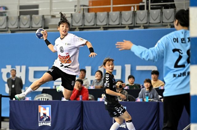 1일 서울 올림픽공원 핸드볼경기장에서 열린 광주도시공사와의 핸드볼 H리그 2라운드 경기서 광명 SK 슈가글라이더즈 신다빈이 점프슛을 하고 있다.한국핸드볼연맹 제공