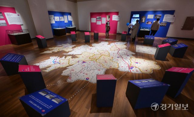 광복 80주년 및 3·1운동 106주년 기념일인 1일 오전 수원특례시 영통구 수원박물관에서 진행된 특별기획전 《항거, 수원 1919》을 찾은 관람객들이 수원의 독립운동 역사를 관람하고 있다. 이번 전시는 오는 6월 29일까지 열린다. 윤원규기자