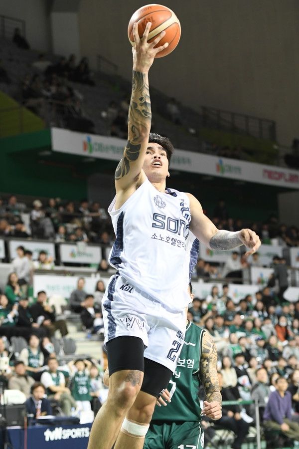 1일 원주종합체육관서 열린 ‘2024-2025 KCC 프로농구’ 5라운드 원주DB와 원정 경기서 고양 소노의 켐바오가 레이업 슛을 시도하고 있다.KBL 제공