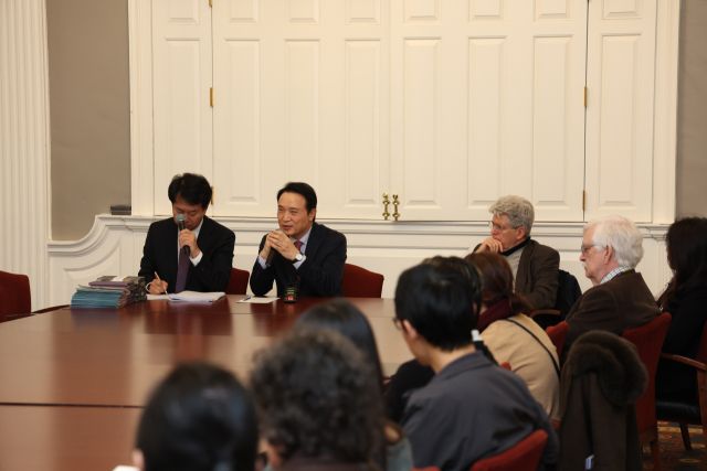 임태희 경기도교육감이 지난 27일(현지시각) 하버드대 롱펠로우홀 엘리엇 라이먼 룸에서 열린 하버드대학교 교수 간담회에서 경기교육방향에 대해 이야기를 하고 있다. 경기도교육청 제공