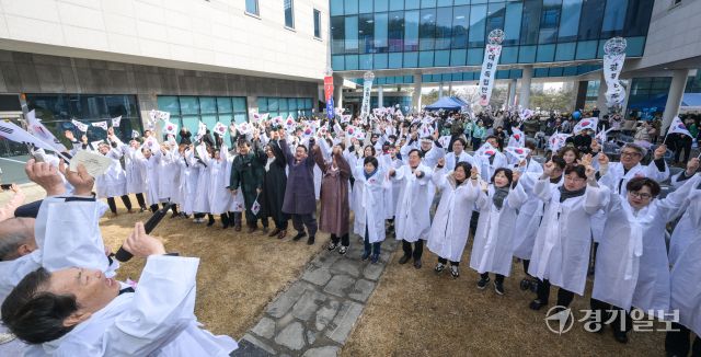 광복 80주년 및 3·1운동 106주년 기념일인 1일 오전 수원특례시 영통구 수원박물관에서 열린 기념식에서 이재준 수원특례시장, 이재식 수원특례시의회 의장, 백혜련·김준혁 국회의원 등 참석자들이 만세삼창을 외치고 있다. 윤원규기자