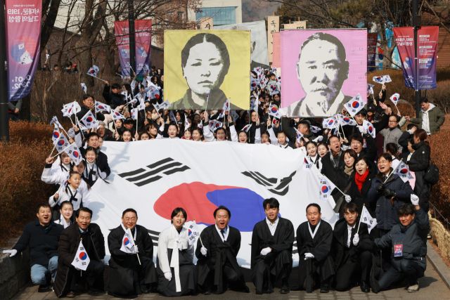 제106주년 3·1절인 1일 서울 서대문형무소역사관에서 열린 '서대문, 1919 그날의 함성' 참가자들이 독립문 방향으로 행진하며 기념 촬영하고 있다. 연합뉴스