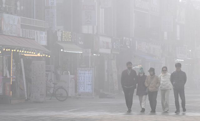 10일 인천시 중구 월미도 일대가 미세먼지와 해무로 뿌옇게 보이고 있다.조병석기자