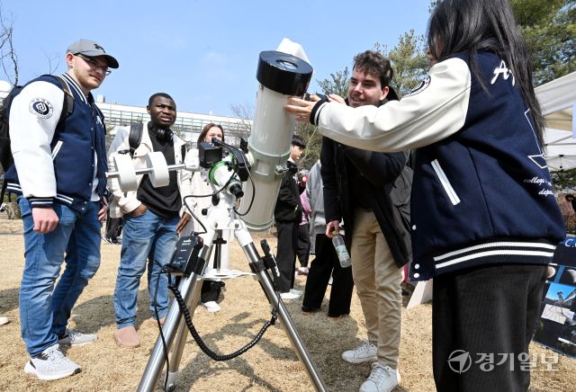 10일 오후 새학기를 맞아 동아리 박람회가 열린 수원특례시 아주대 캠퍼스에서 선배들이 후배들에게 동아리에 대한 설명과 함께 시범을 보이며 회원 모집을 하고 있다. 김시범기자