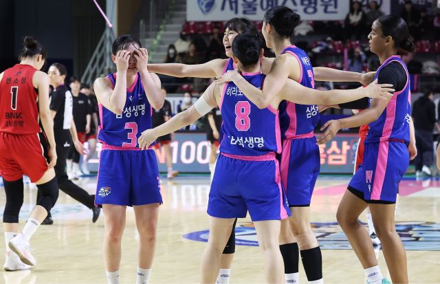 여자농구 용인 삼성생명이 부산 BNK와의 플레이오프(PO)서 2연패 뒤 3연승 챔피언전 진출을 꿈꾸고 있다. 사진은 지난 9일 PO 4차전서 승리한 뒤 환호하는 삼성생명 선수들.연합뉴스