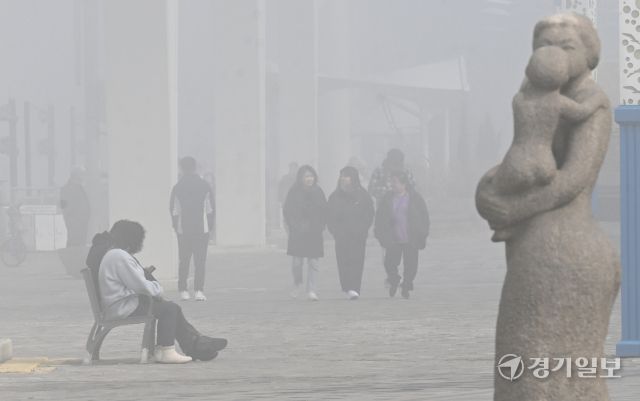 10일 인천시 중구 월미도 일대가 미세먼지와 해무로 뿌옇게 보이고 있다.조병석기자