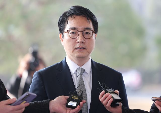 심우정 검찰총장이 10일 서울 서초구 대검찰청으로 향하는 길에 취재진 질문에 답하고 있다. 연합뉴스