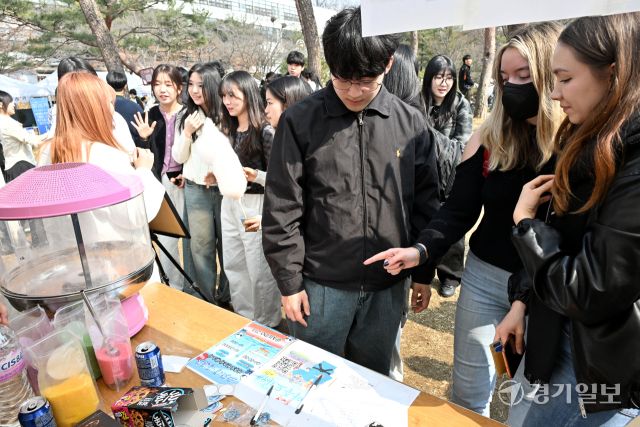 10일 오후 새학기를 맞아 동아리 박람회가 열린 수원특례시 아주대 캠퍼스에서 선배들이 후배들에게 동아리에 대한 설명과 함께 시범을 보이며 회원 모집을 하고 있다. 김시범기자