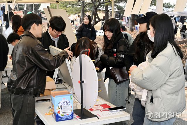 10일 오후 새학기를 맞아 동아리 박람회가 열린 수원특례시 아주대 캠퍼스에서 선배들이 후배들에게 동아리에 대한 설명과 함께 시범을 보이며 회원 모집을 하고 있다. 김시범기자