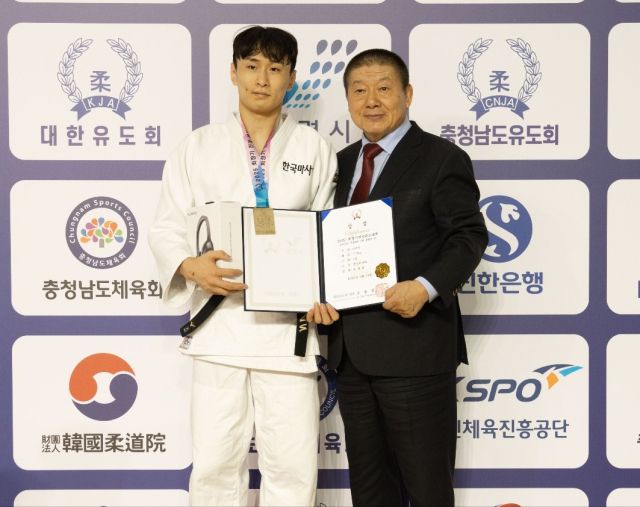 2025 회장기 전국유도대회 겸 국가대표 2차선발전 남자 73㎏급서 우승한 안재홍이 시상식 후 서정복 경기도유도회장과 기념촬영을 하고 있다.경민고 제공