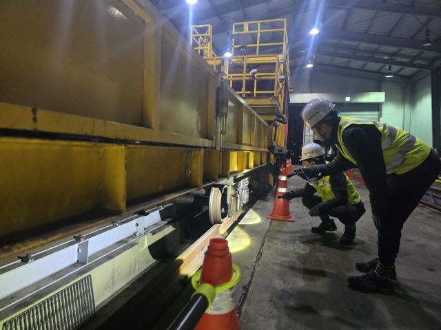 네오트랜스 관계자들이 신분당선 전력설비를 점검하고 있다. 네오트랜스 제공