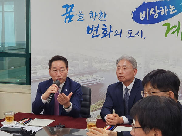 유정복 인천시장이(왼쪽) 지난 2월26일 오후 계양구청 브리핑룸에서 기자간담회를 열고 발언하고 있다. 윤환 인천 계양구청장은 유 시장의 발언을 듣고 있다. 경기일보 DB