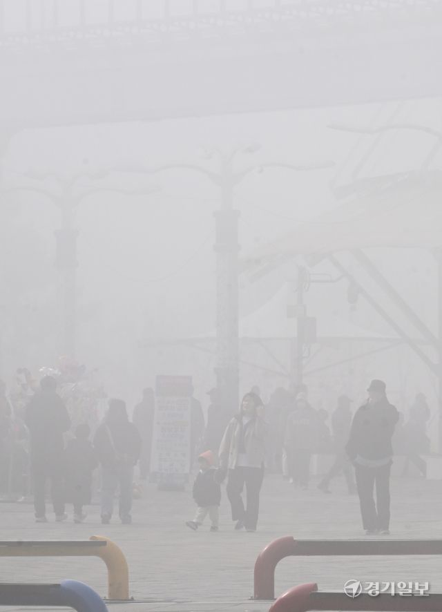 10일 인천시 중구 월미도 일대가 미세먼지와 해무로 뿌옇게 보이고 있다.조병석기자