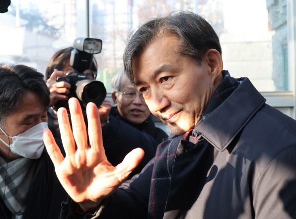 조국혁신당 조국 전 대표가 지난해 12월 16일 오전 경기도 의왕 서울구치소 앞에서 지지자들을 향해 손을 흔들고 있다.연합뉴스