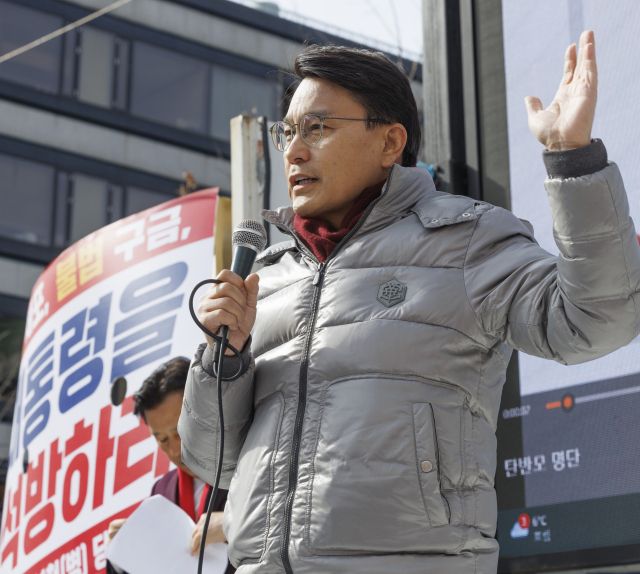 국민의힘 윤상현 의원이 3일 서울 서초구 서울중앙지법 앞에서 국민의힘 탄핵 반대 당협위원장 모임이 주최한 집회에 참석해 연설을 하고 있다. 연합뉴스