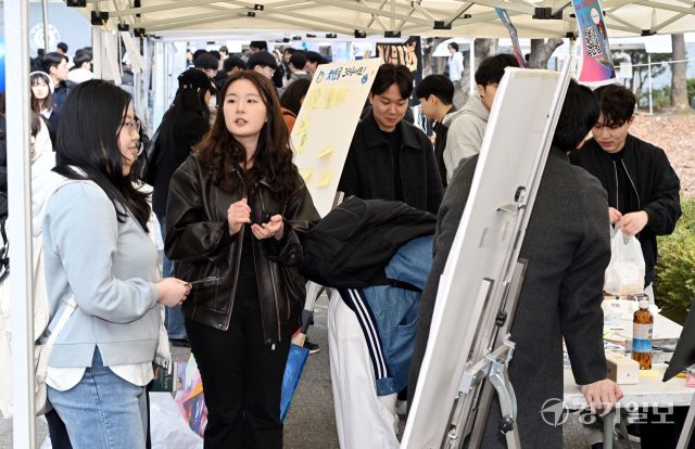 10일 오후 새학기를 맞아 동아리 박람회가 열린 수원특례시 아주대 캠퍼스에서 선배들이 후배들에게 동아리에 대한 설명과 함께 시범을 보이며 회원 모집을 하고 있다. 김시범기자