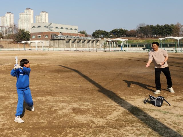 10일 오후 인천 부평구 삼산동 삼산유수지 운동장에서 리틀야구단 소속 한 선수와 학부모가 야구 연습을 하고 있다. 황남건기자