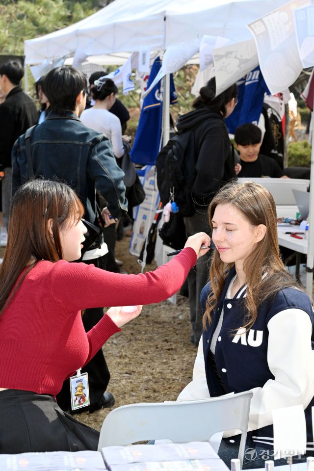 10일 오후 새학기를 맞아 동아리 박람회가 열린 수원특례시 아주대 캠퍼스에서 선배들이 후배들에게 동아리에 대한 설명과 함께 시범을 보이며 회원 모집을 하고 있다. 김시범기자